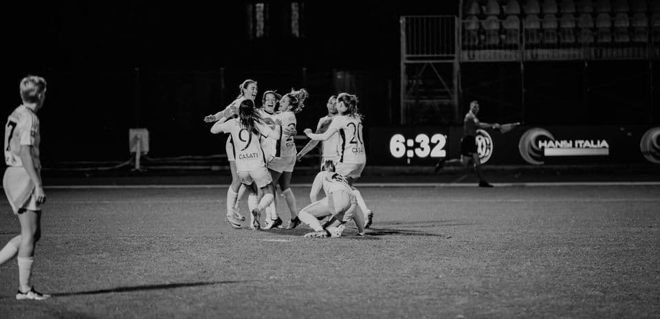 Celebración de un gol en partido femenino