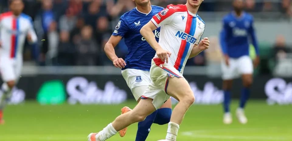 Jugador de Crystal Palace en acción durante el partido