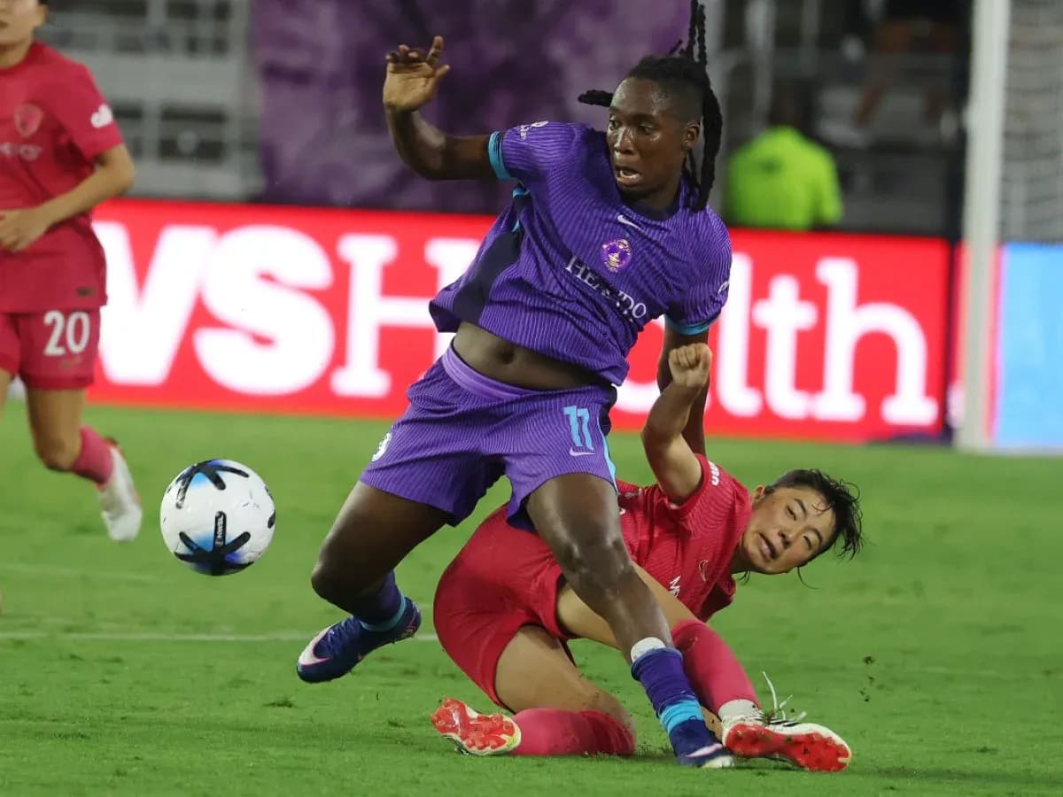 Jugadora de Orlando Pride cae tras un tackle