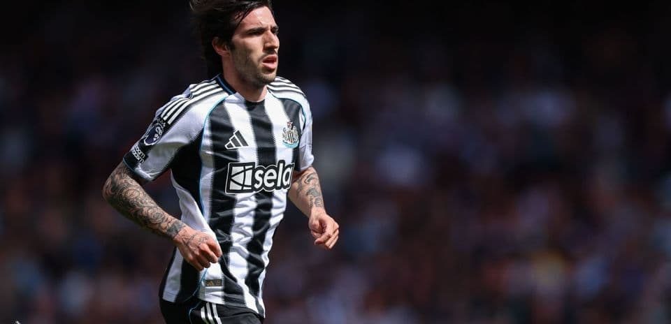 Jugador de Newcastle corriendo en el campo