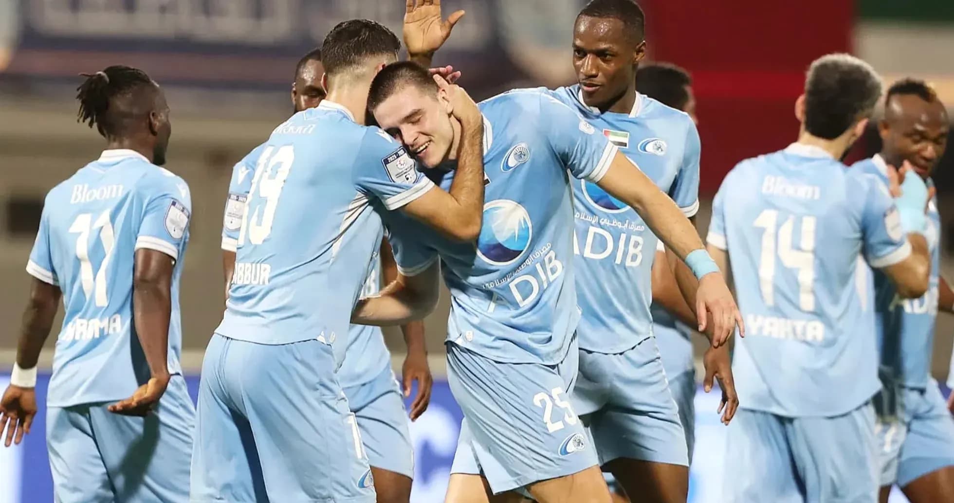 Jugadores celebrando un gol durante el partido