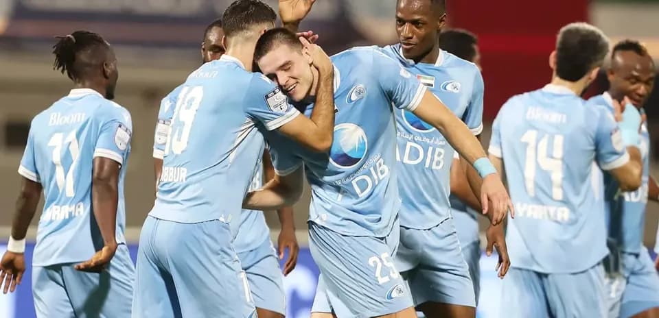 Jugadores celebrando un gol durante el partido