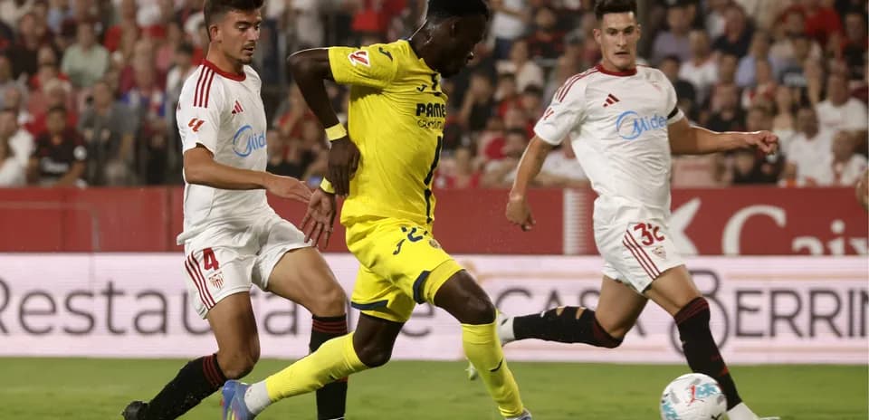 Jugador del Villarreal driblando a dos defensores