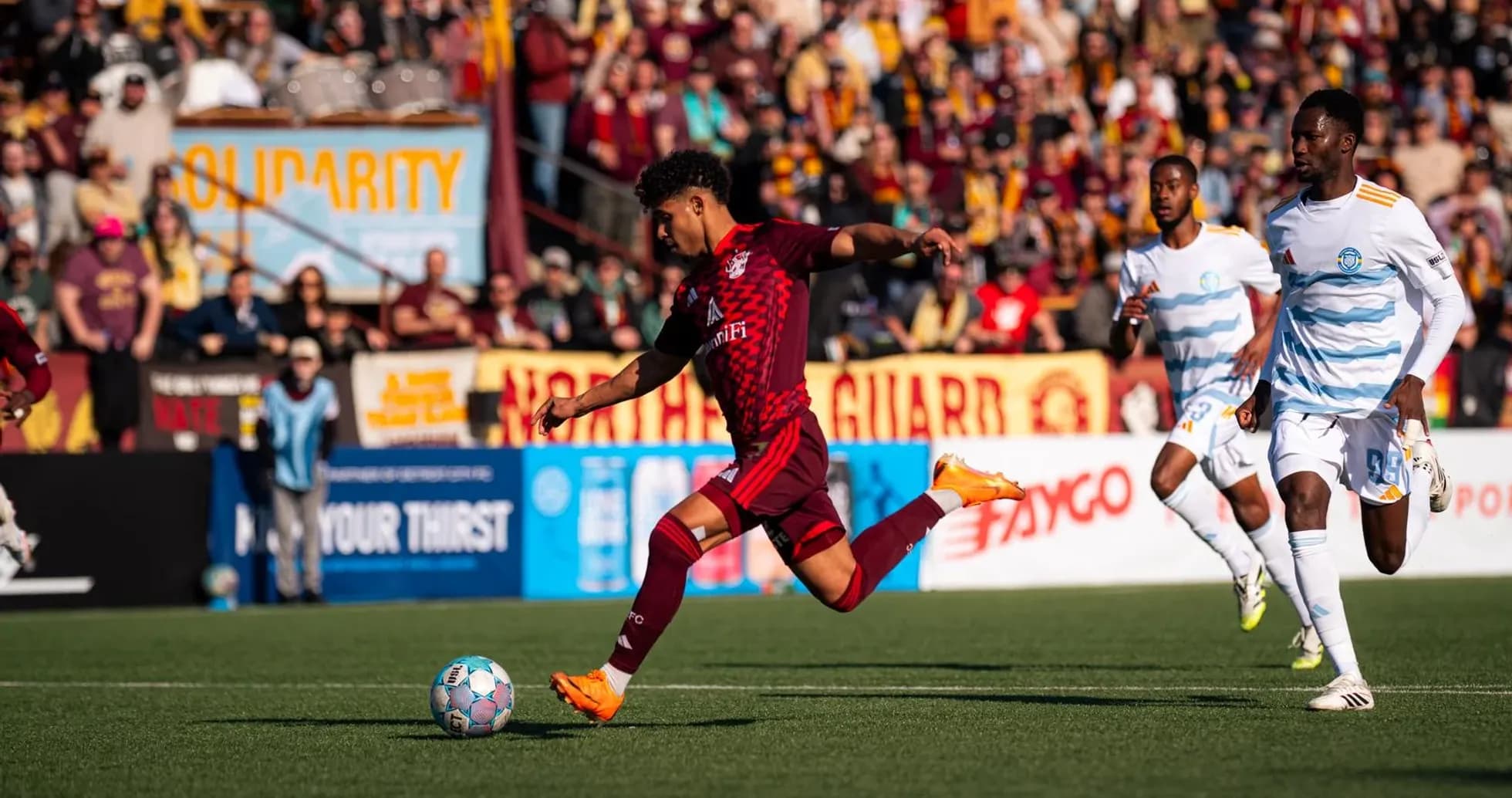 Jugador de Detroit City dispara hacia la portería