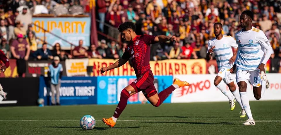 Jugador de Detroit City dispara hacia la portería