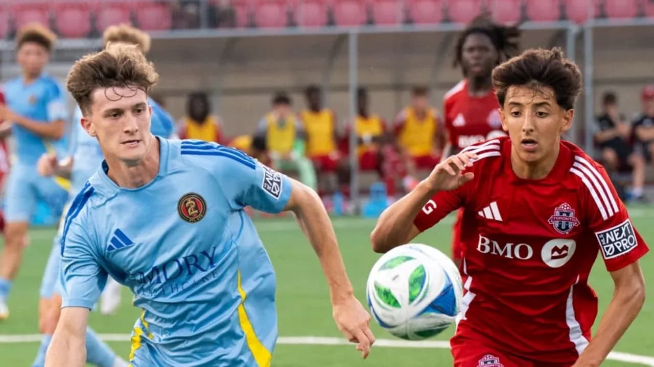 Jugador de Atlanta United II persigue el balón