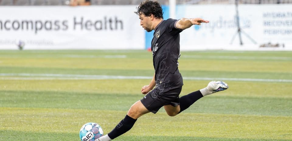 Jugador pateando el balón en un partido