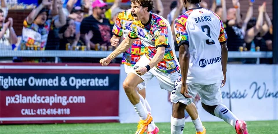 Jugador celebrando un gol con compañeros