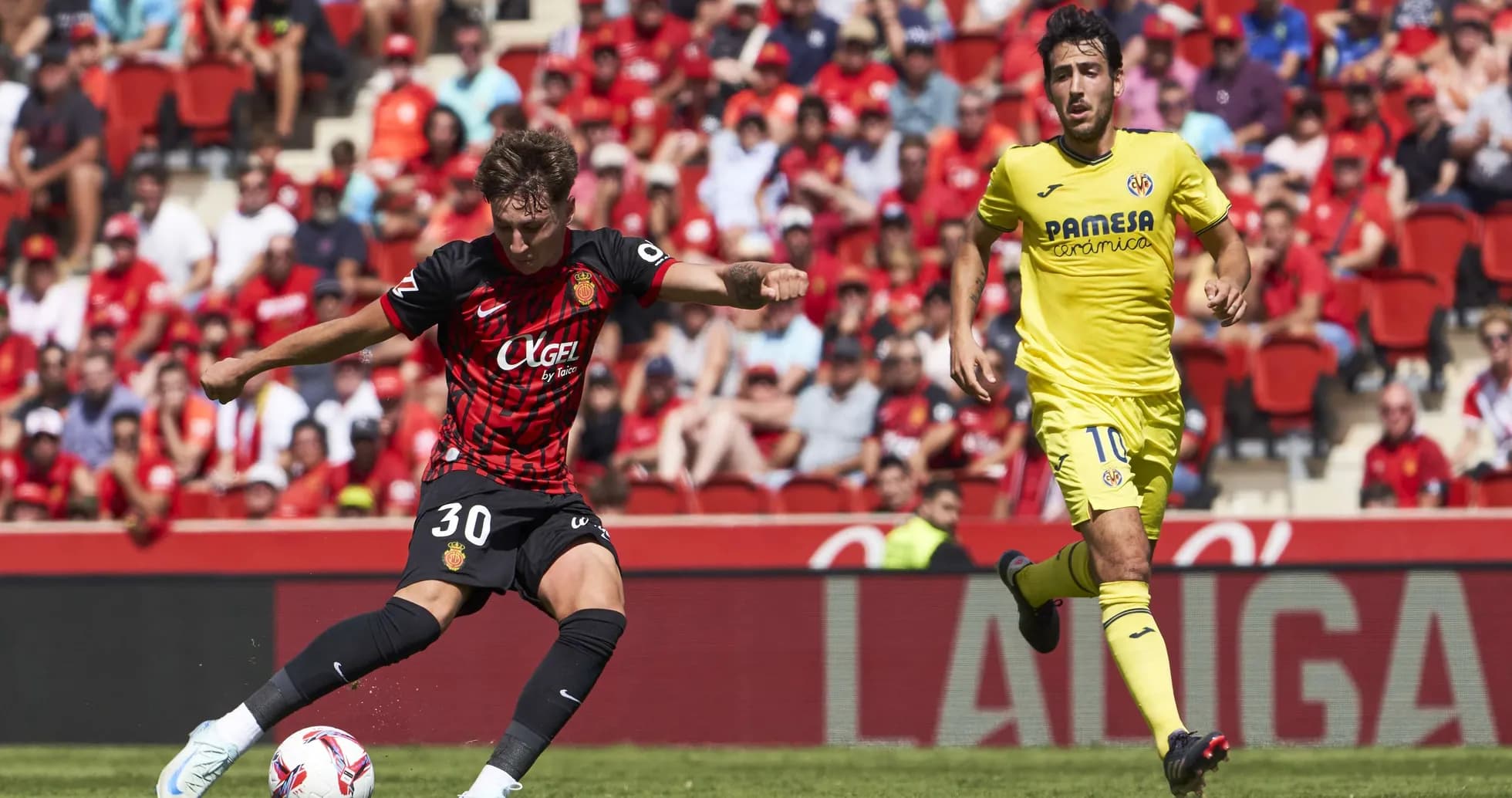 Jugador de Mallorca disparando a portería