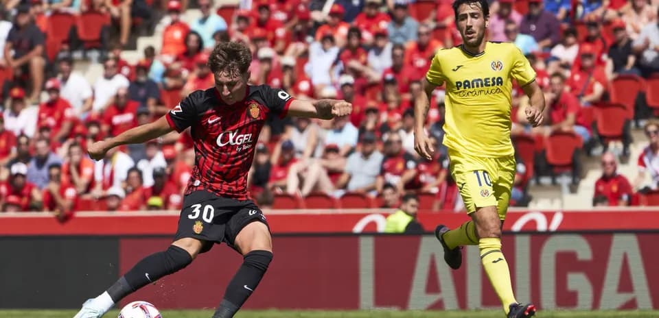 Jugador de Mallorca disparando a portería