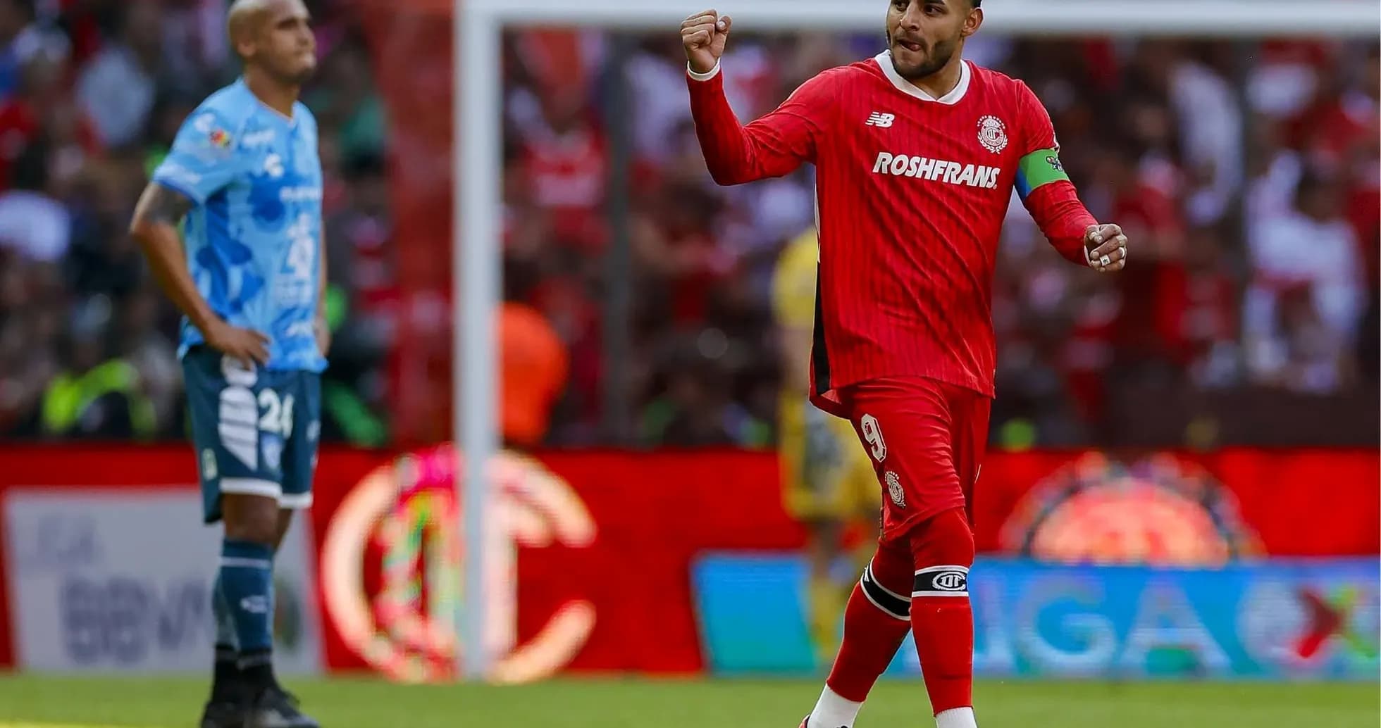 Jugador de Toluca celebra durante el partido