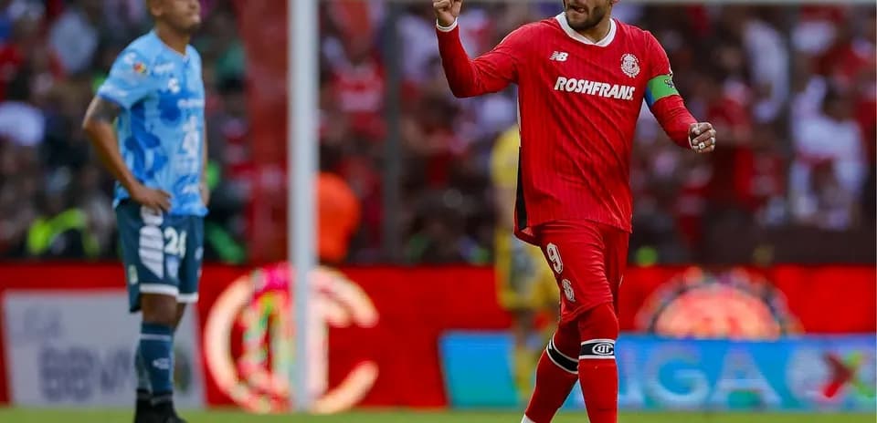 Jugador de Toluca celebra durante el partido