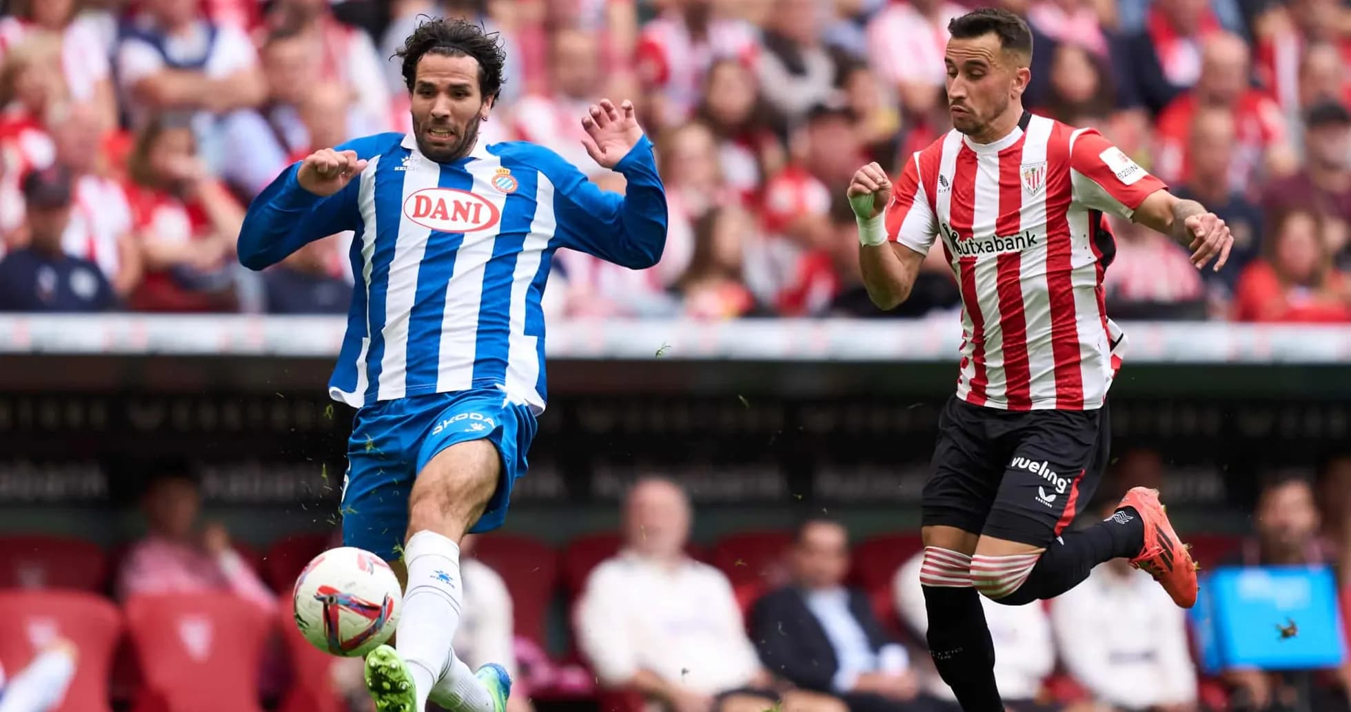 Match scene featuring Espanyol and Athletic Club.