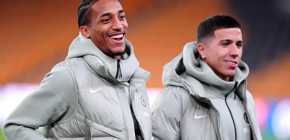 Dos jugadores de fútbol sonriendo en entrenamiento