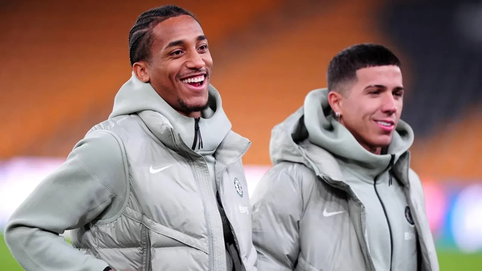 Dos jugadores de fútbol sonriendo en entrenamiento
