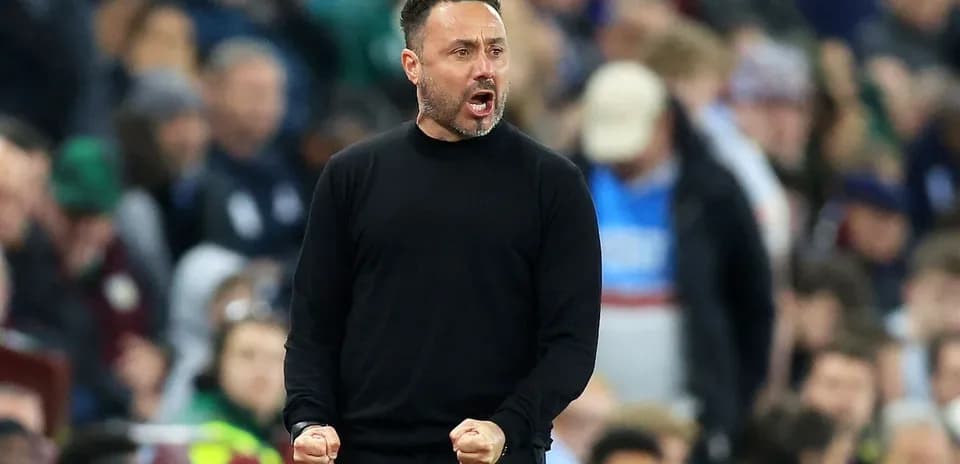 Entrenador animando a su equipo durante el partido