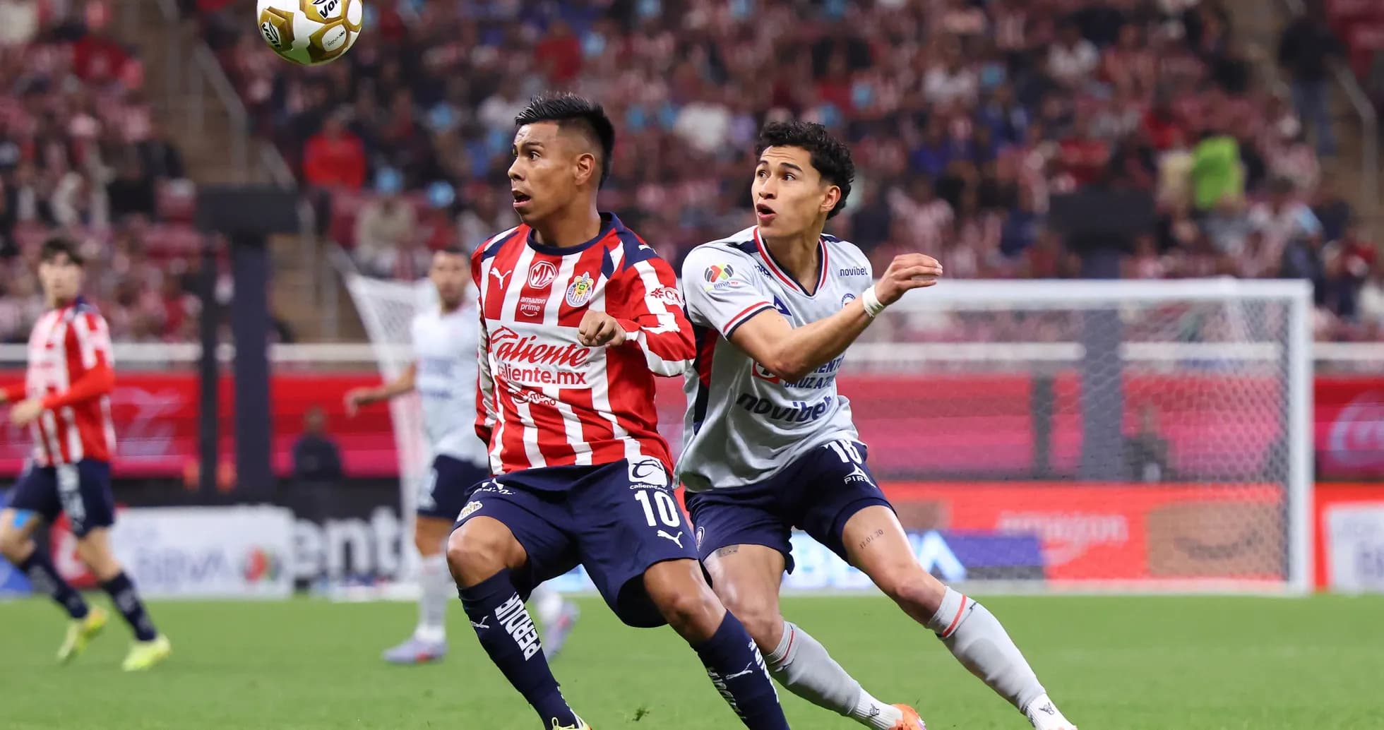 Jugador de Chivas disputando el balón con Cruz Azul