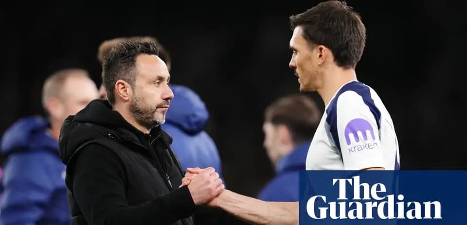Entrenador y jugador se estrechan la mano tras partido