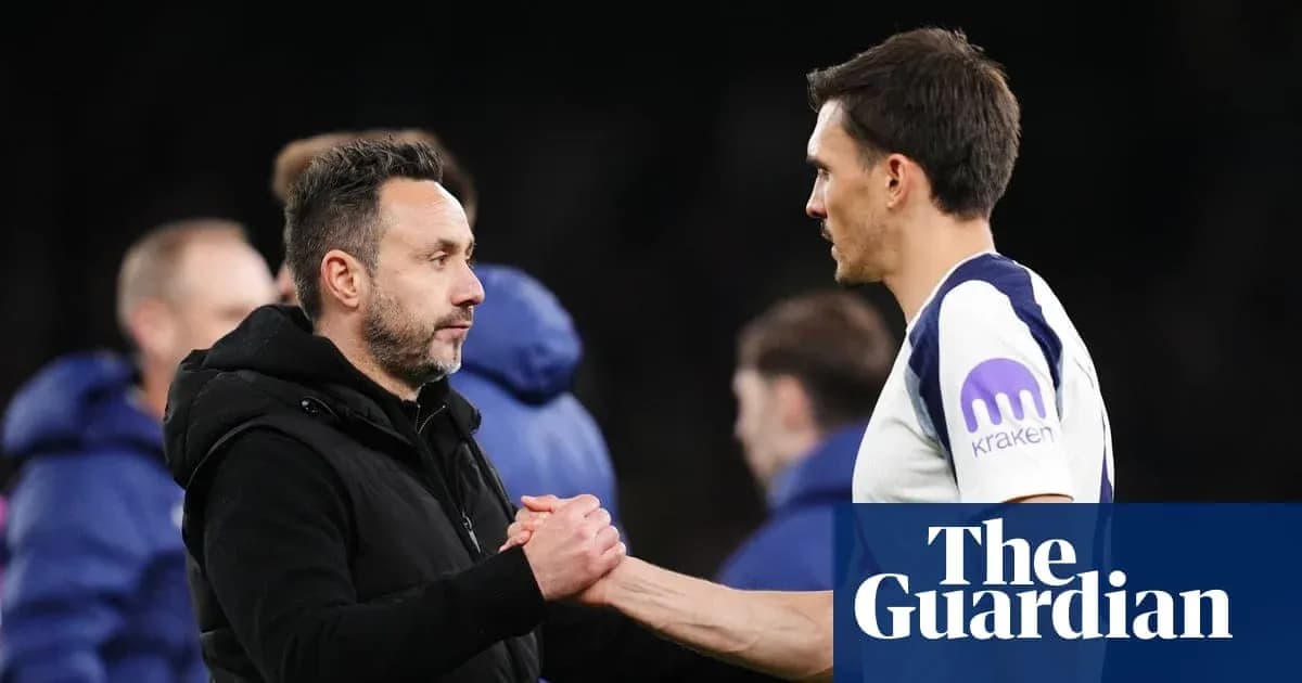 Entrenador y jugador se estrechan la mano tras partido