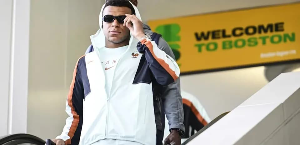 Jugador llegando a Boston en escaleras mecánicas