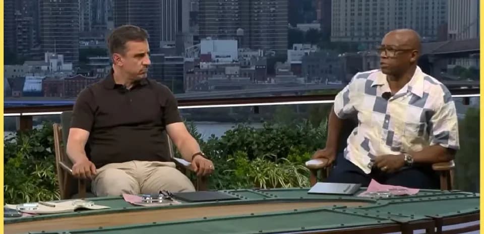 Dos comentaristas sentados en un programa de análisis