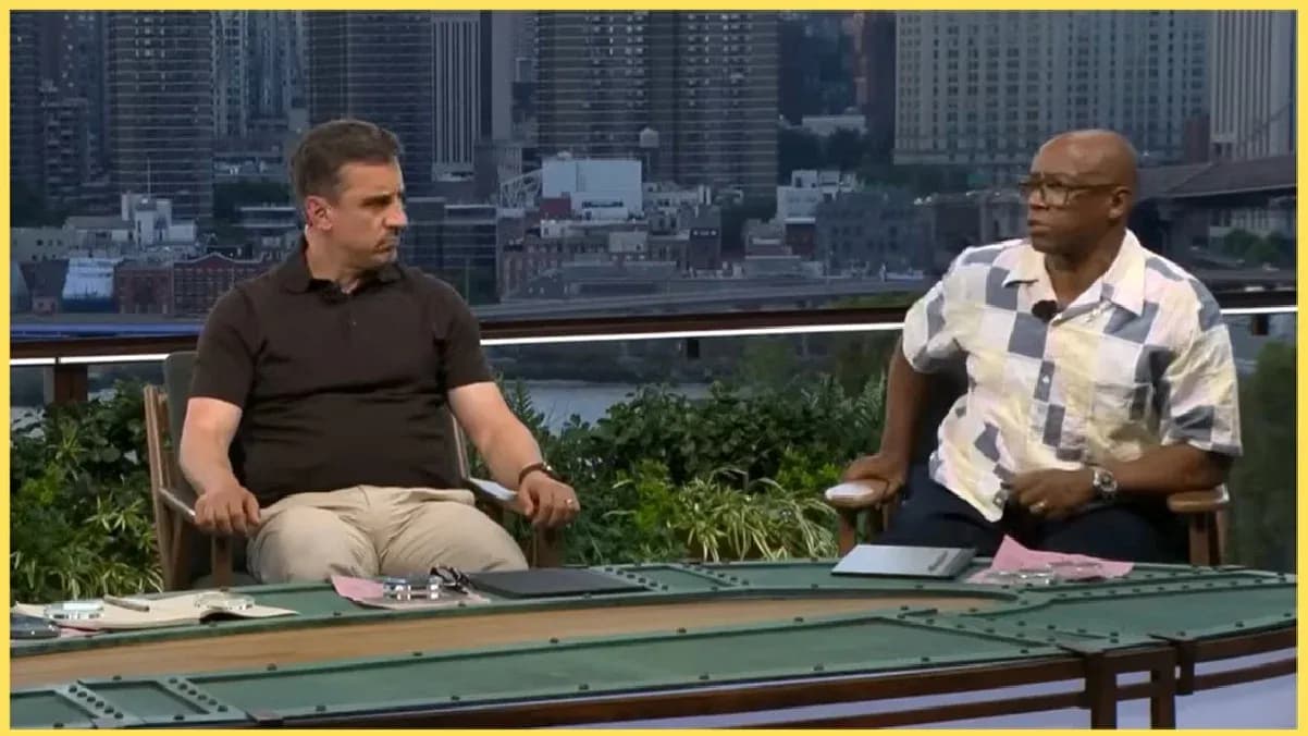Dos comentaristas sentados en un programa de análisis
