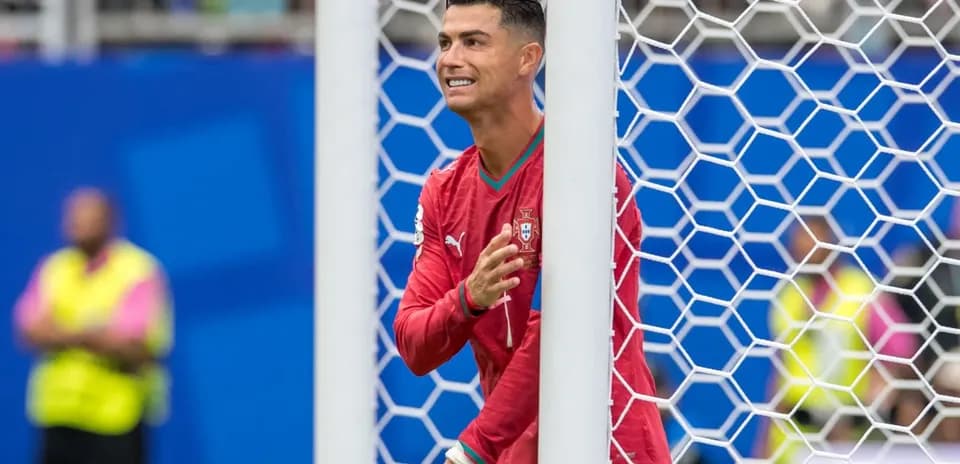 Jugador de Portugal celebrando detrás de la portería