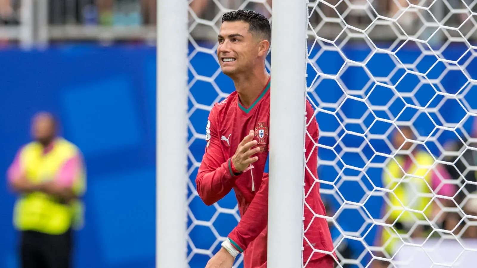 Jugador de Portugal celebrando detrás de la portería