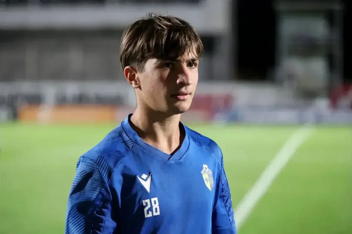 Jugador en uniforme azul en el campo de fútbol