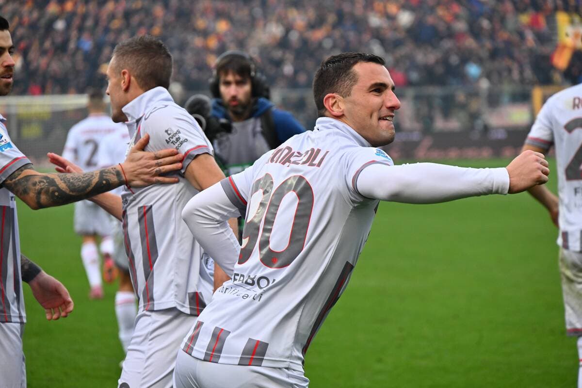 Jugadores de Cremonese celebrando un gol