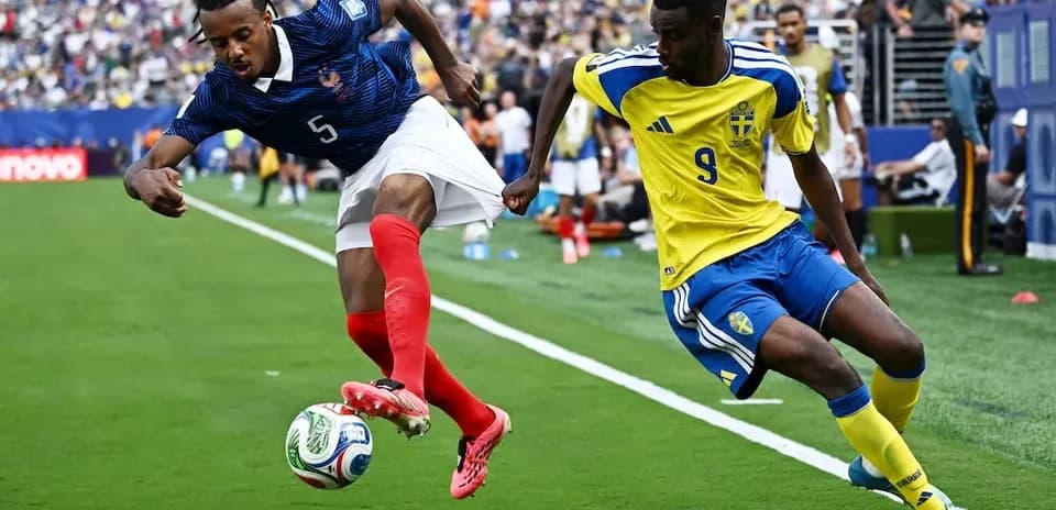 Jugador francés compitiendo con jugador sueco