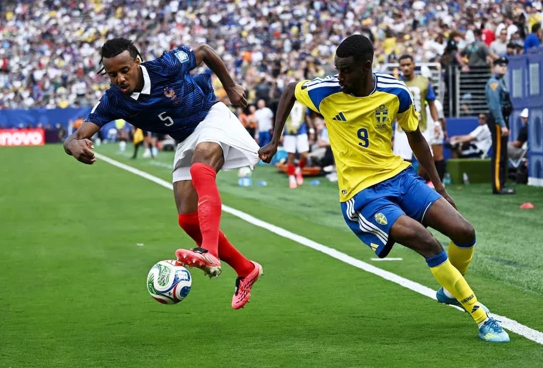 Jugador francés compitiendo con jugador sueco