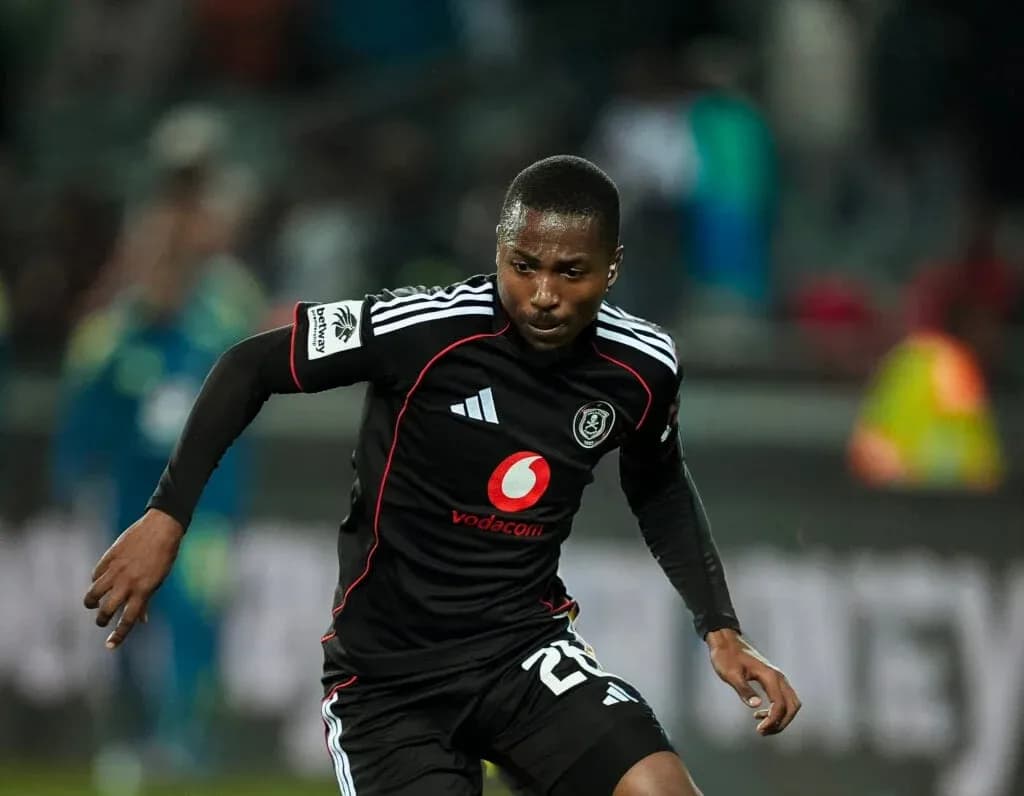 Jugador de Orlando Pirates corriendo en el campo