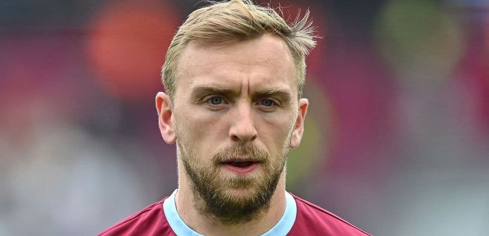 Jugador con camiseta de West Ham en primer plano
