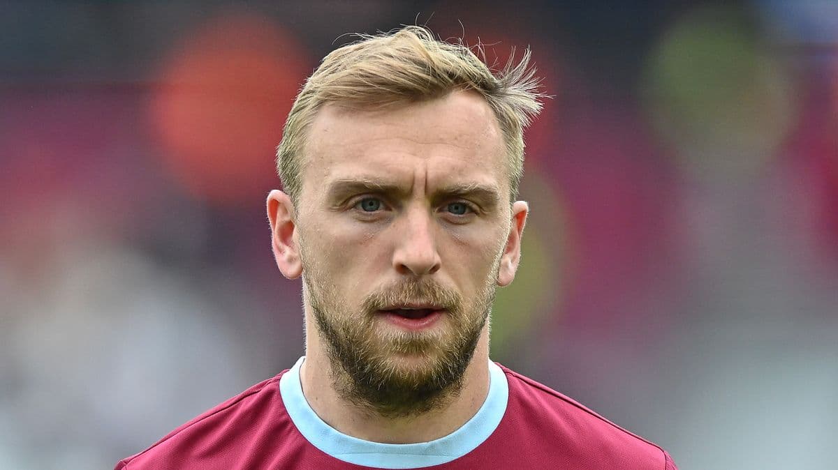 Jugador con camiseta de West Ham en primer plano