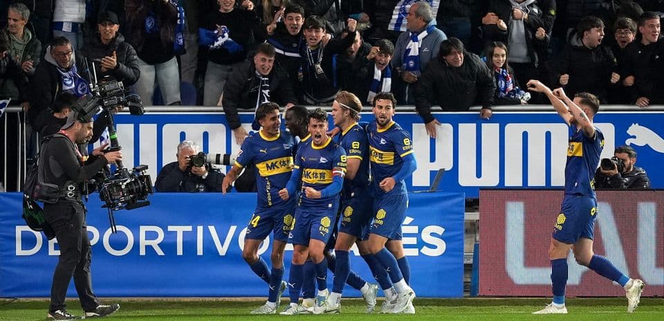 Celebración de jugadores del Alavés tras un gol