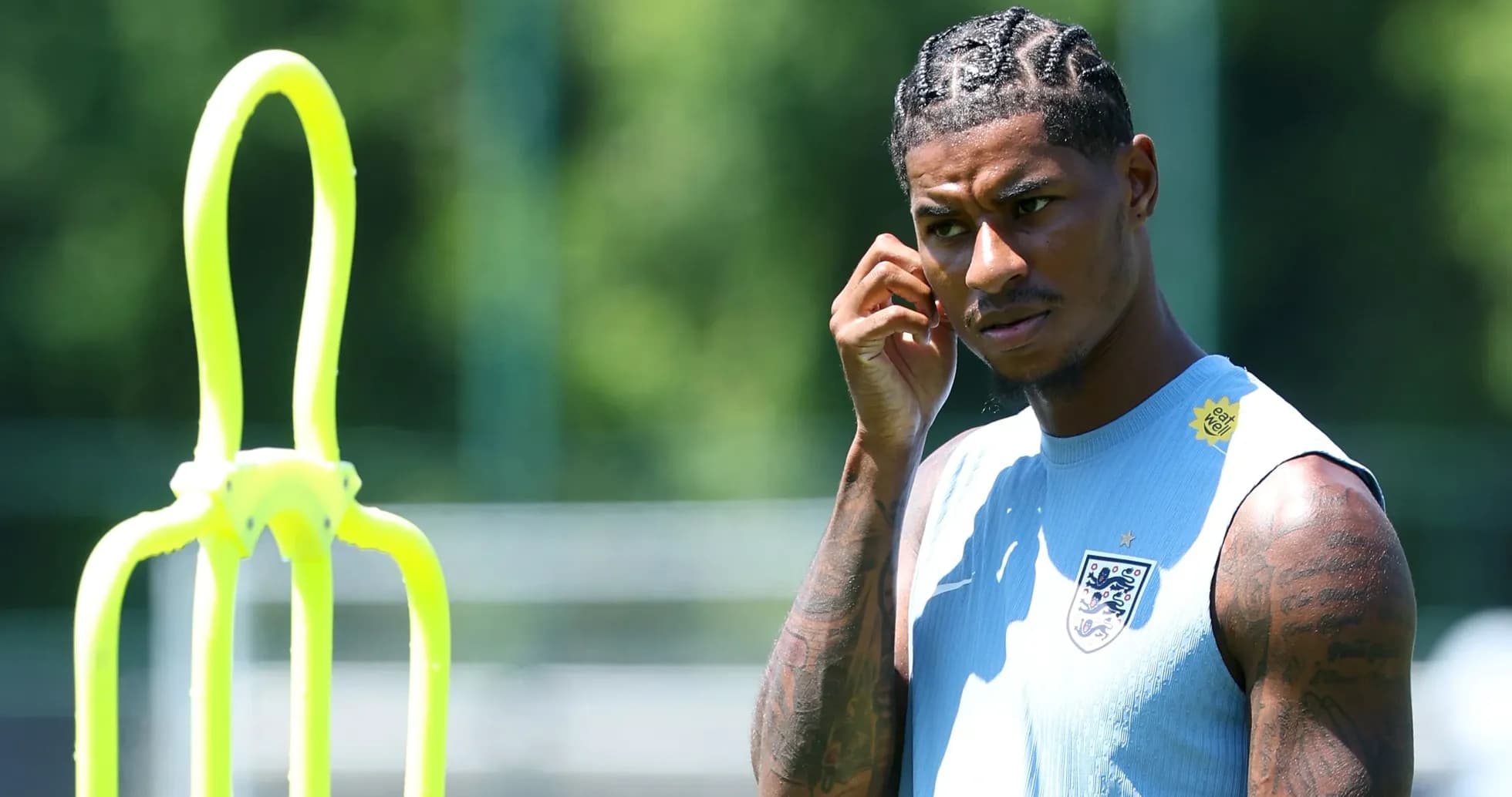 Jugador durante entrenamiento con conos de señalización
