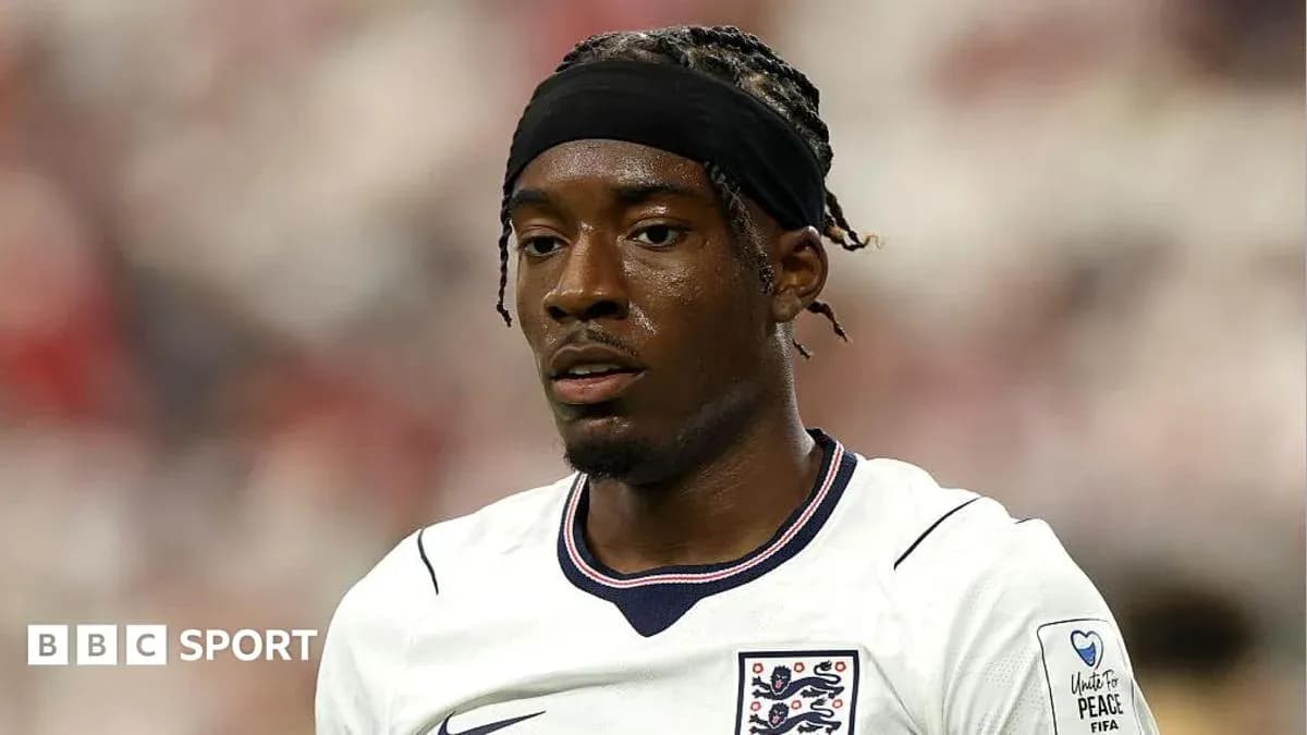 Jugador de Inglaterra en partido de fútbol