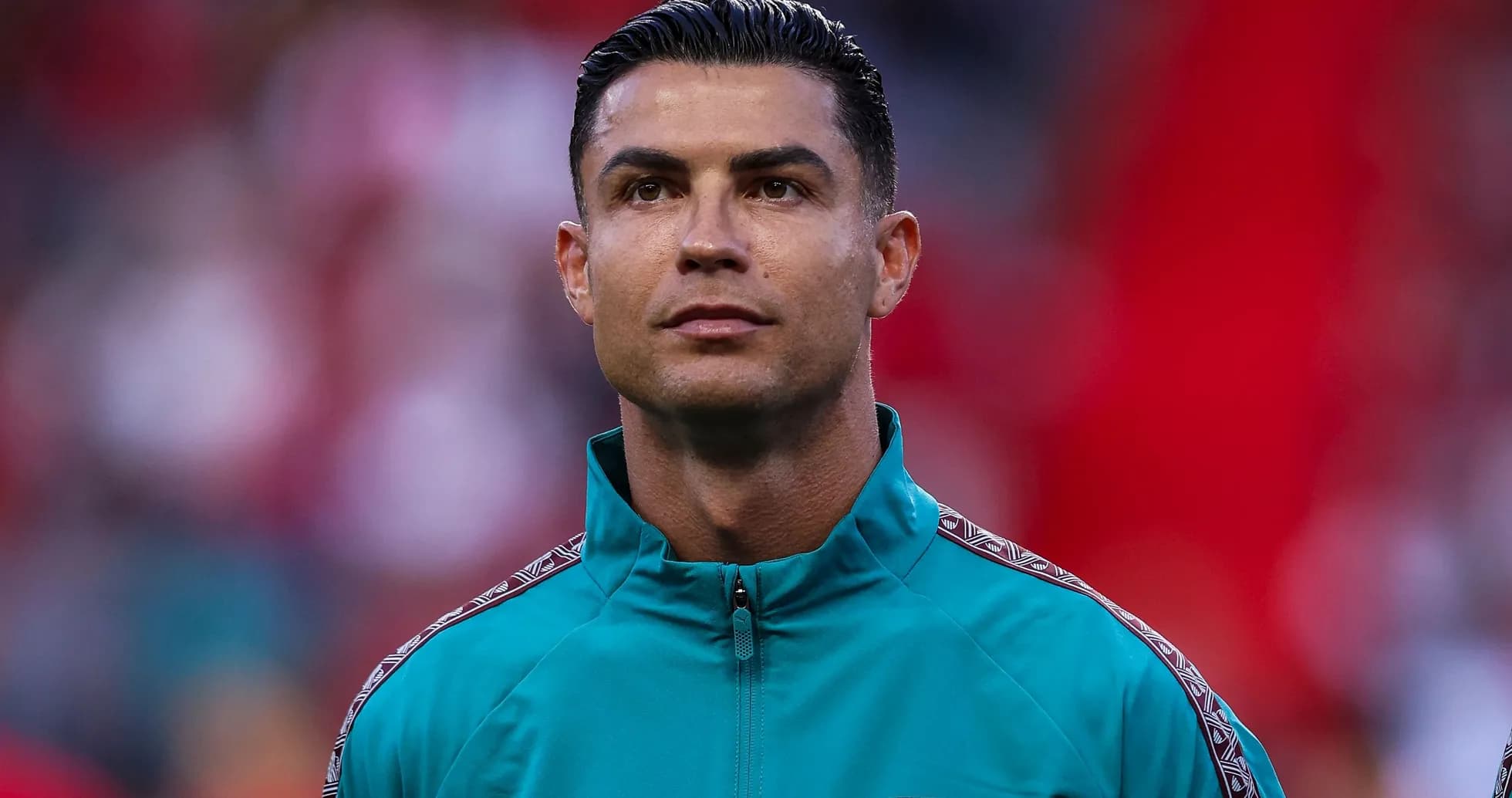 Jugador en uniforme mirando hacia adelante en el campo