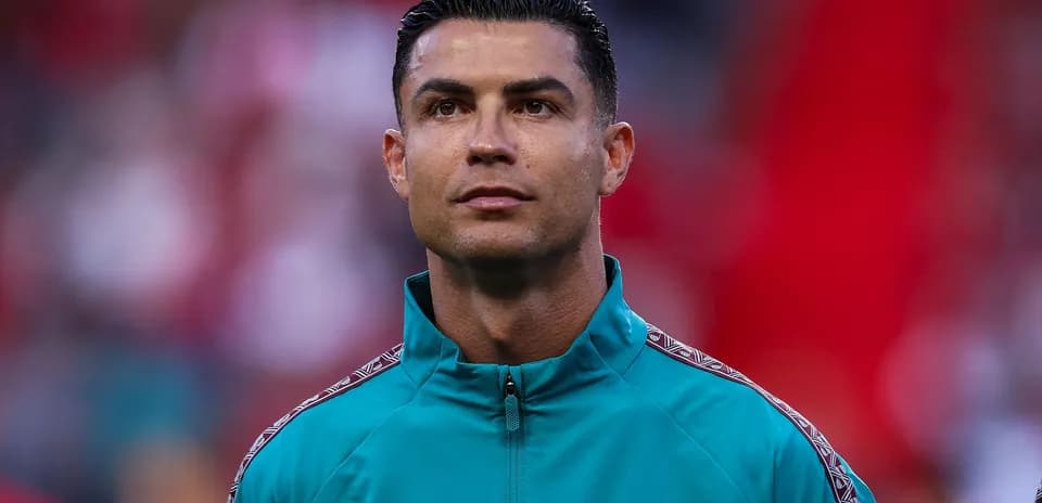 Jugador en uniforme mirando hacia adelante en el campo