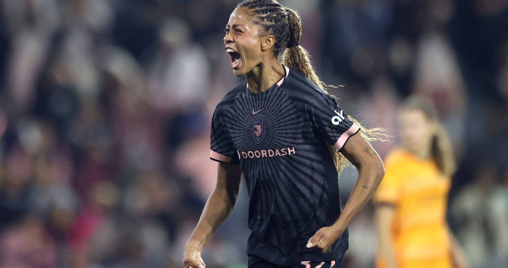 Jugadora celebrando un gol durante el partido
