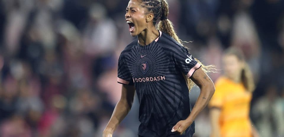 Jugadora celebrando un gol durante el partido