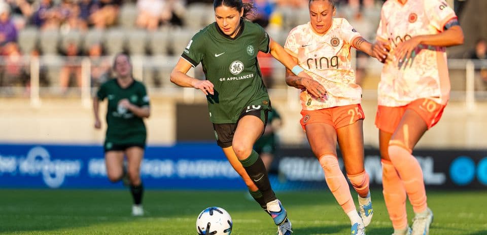 Jugadora corriendo con el balón durante el partido