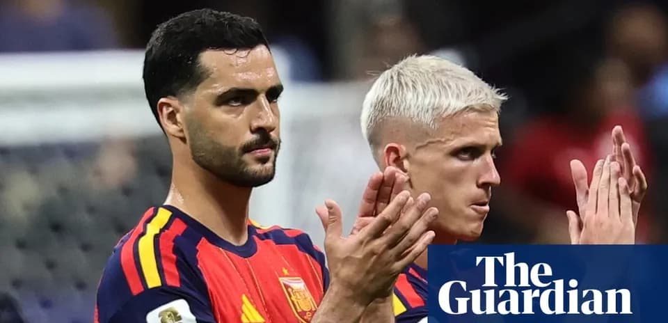 Jugadores españoles aplaudiendo en el campo