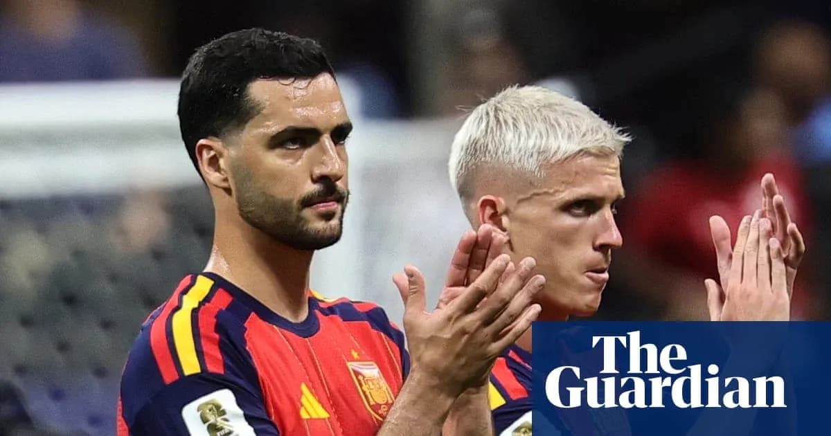 Jugadores españoles aplaudiendo en el campo