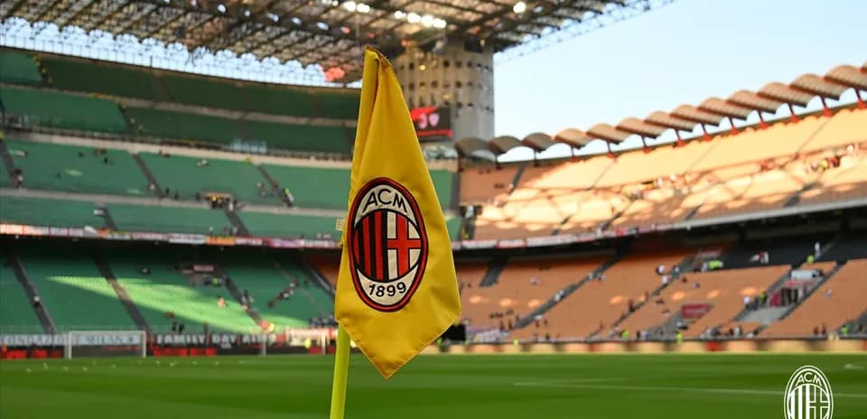 Esquina del campo con bandera del AC Milan