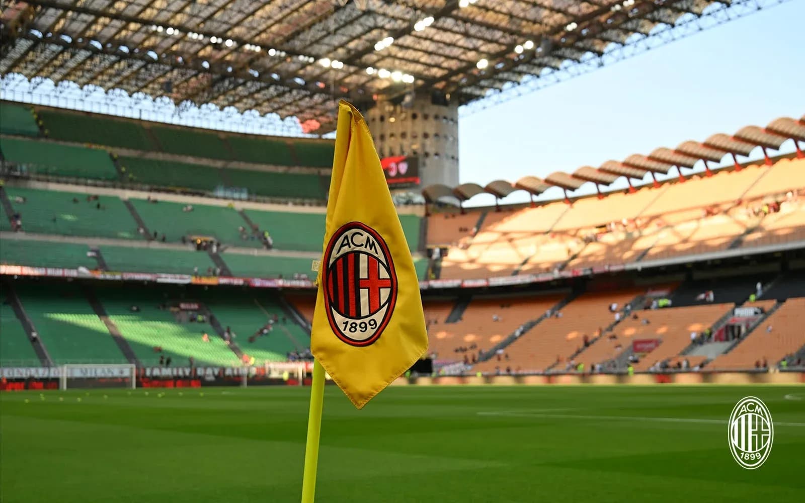 Esquina del campo con bandera del AC Milan