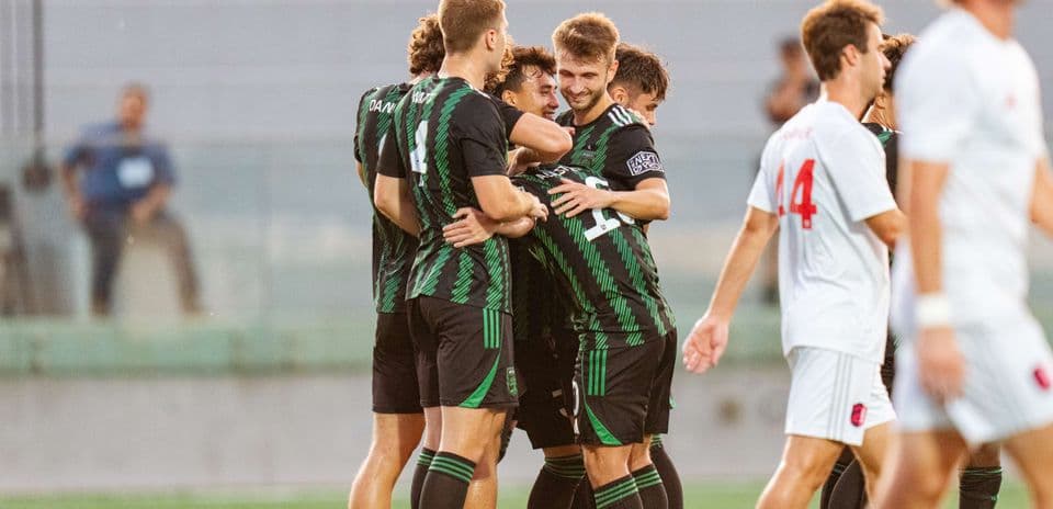 Jugadores celebrando un gol en el partido
