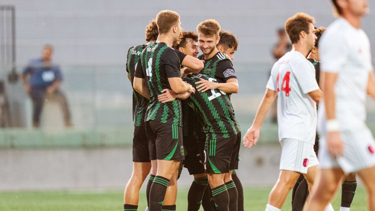 Jugadores celebrando un gol en el partido