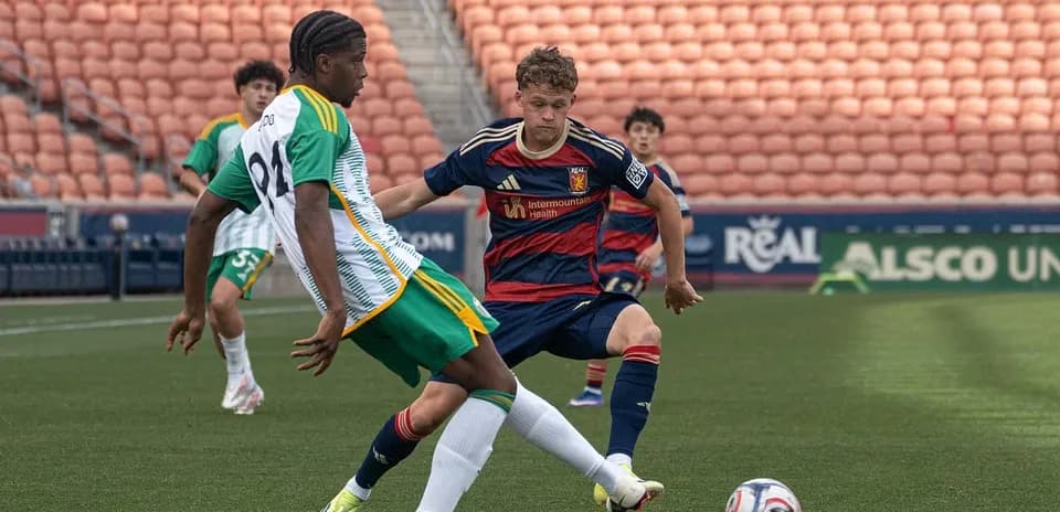Jugador de Real Monarchs interviniendo en el partido